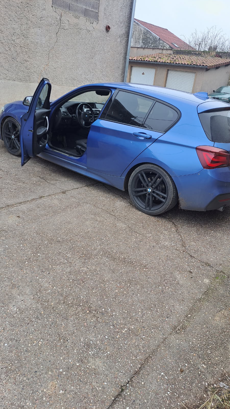 BMW 118i Pack M bleue vue de profil