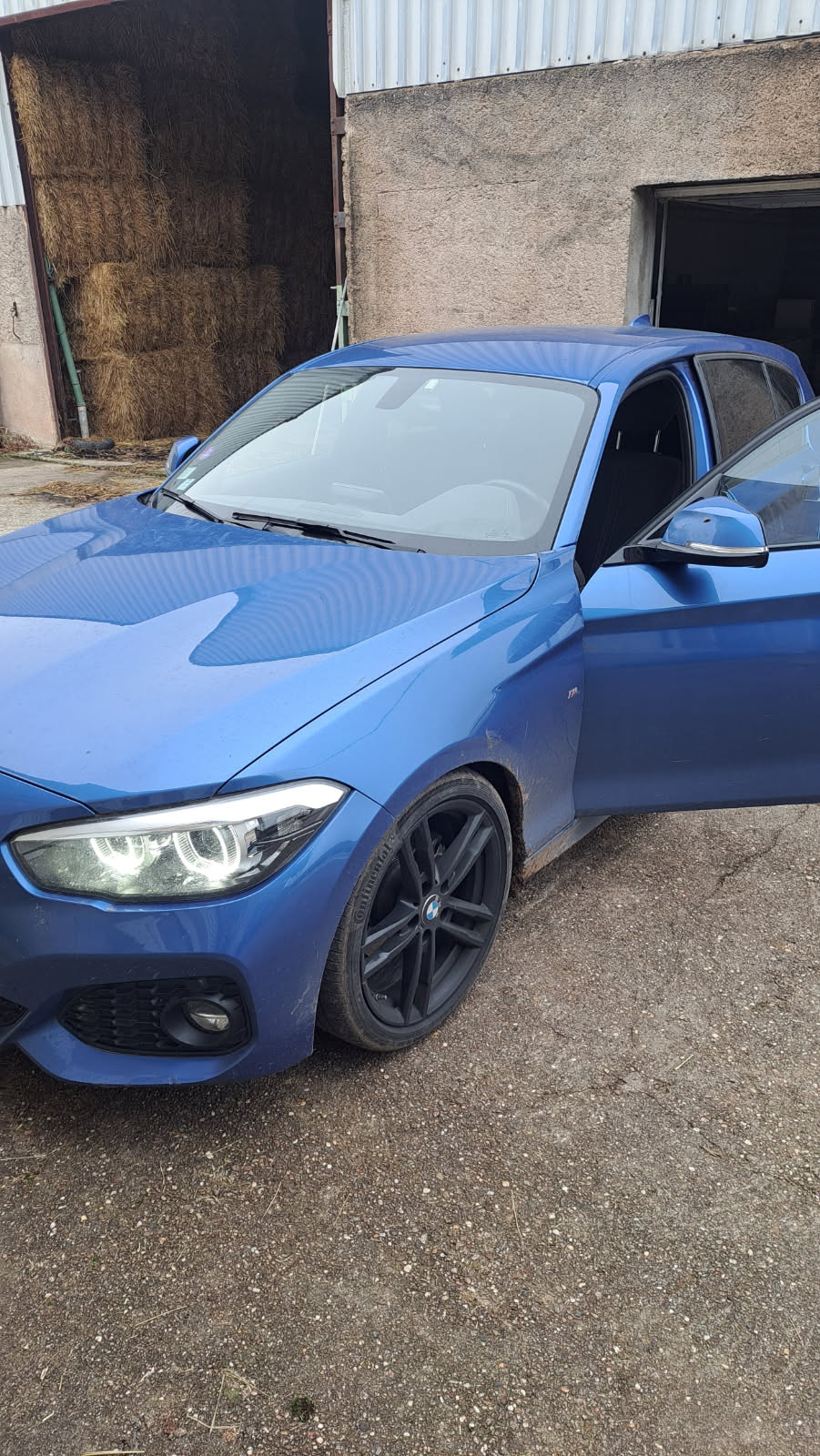 BMW 118i Pack M bleue vue avant